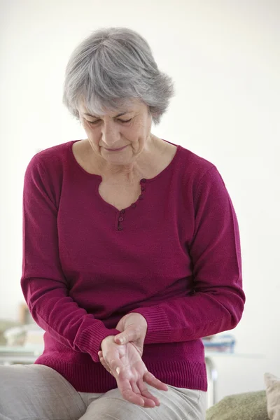 Schmerzhaftes Handgelenk bei einem älteren Menschen. — Stockfoto