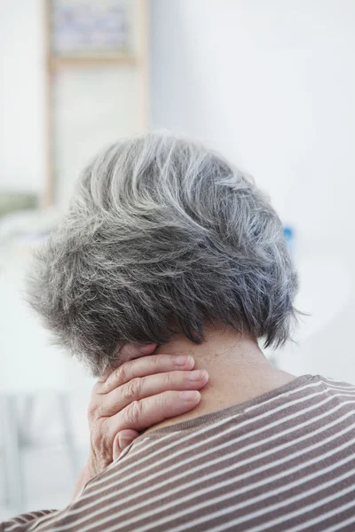 Cervicalgia yaşlı bir kişi içinde — Stok fotoğraf