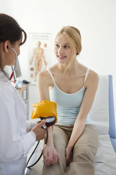 PRESSÃO DE SANGUE, WOMAN — Fotografia de Stock