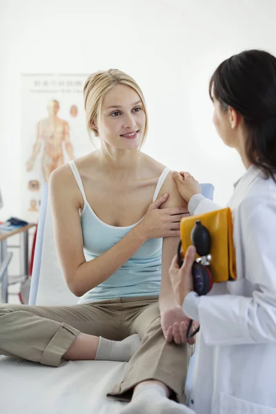 MUJER EN CONSULTA, DIÁLOGO — Foto de Stock