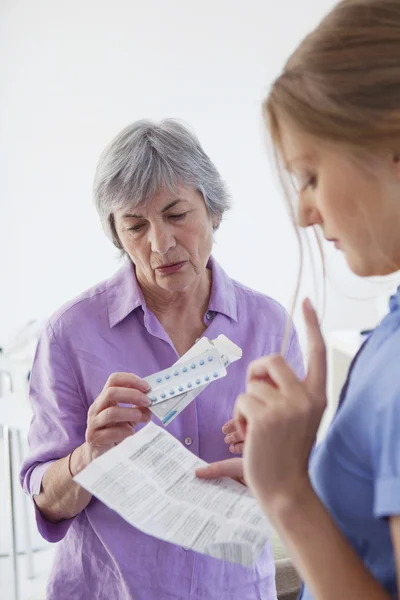 Medicinsk hjälp. för äldre — Stockfoto