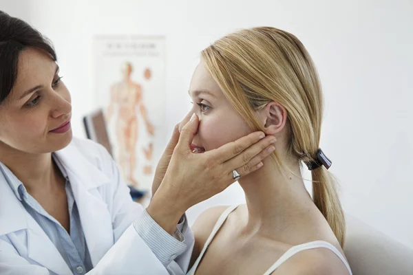 EAR NOSE & THROAT, WOMAN — Stock Photo, Image