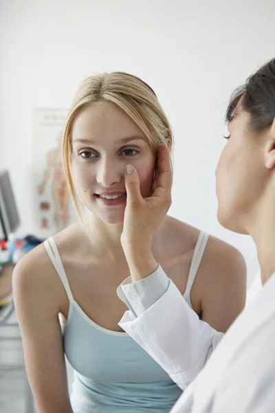 EAR NOSE & THROAT, WOMAN — Stock Photo, Image