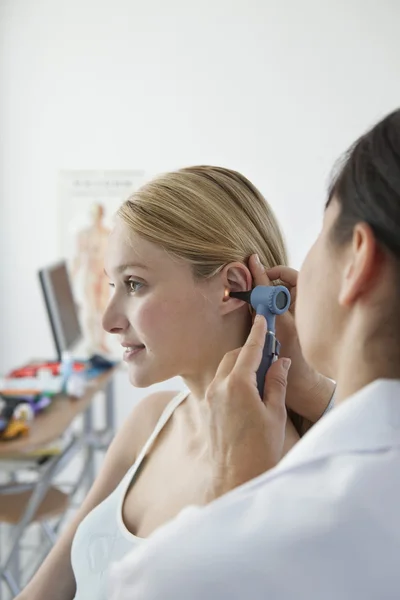 EAR NOSE & THROAT, WOMAN — Stock Photo, Image