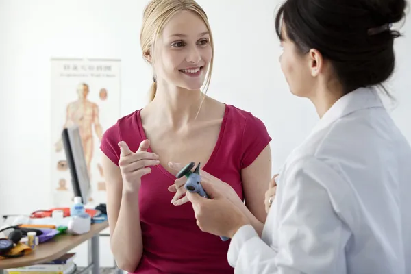 WOMAN IN CONSULTATION, DIALOGUE — Stock Photo, Image