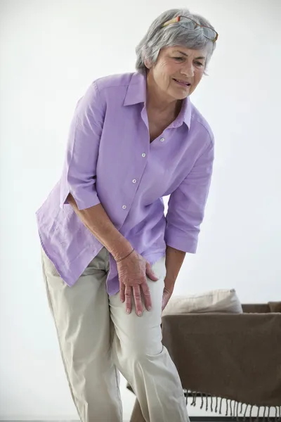 Smärta i benet i en äldre person — Stockfoto