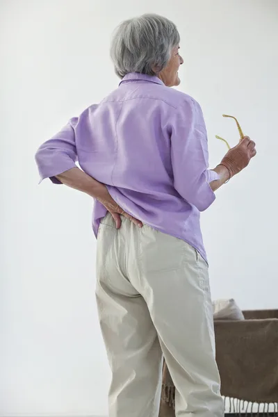 Smärta i nedre ryggen i äldre pers. — Stockfoto