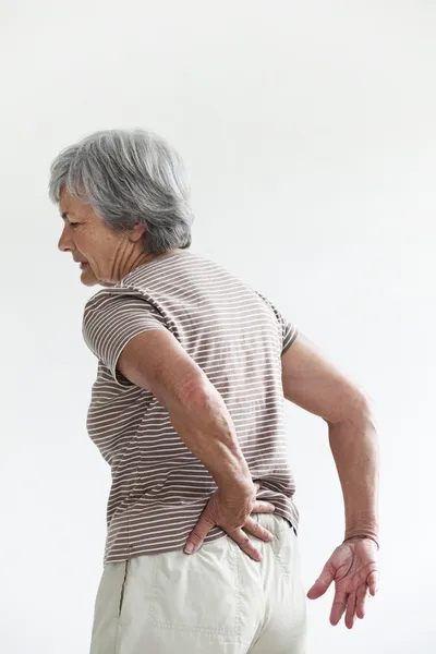 Rückenschmerzen bei älteren Menschen. — Stockfoto