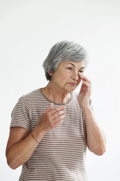Äldre person med bihåleinflammation — Stockfoto