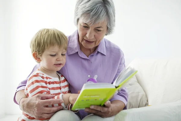 PERSONA VECCHIA E BAMBINI — Foto Stock