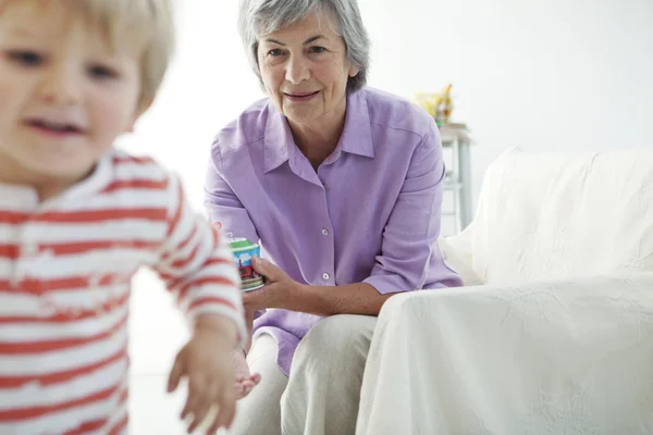 Bejaarde & kind — Stockfoto