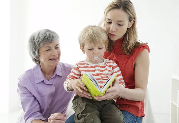 Familie drinnen — Stockfoto