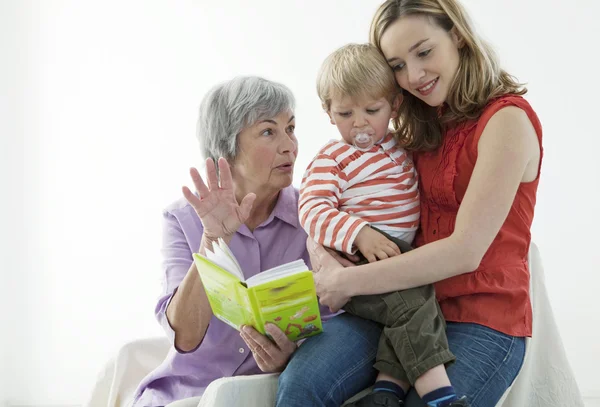 Familie binnenshuis — Stockfoto