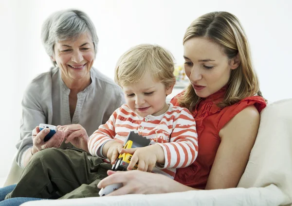 Familie drinnen — Stockfoto