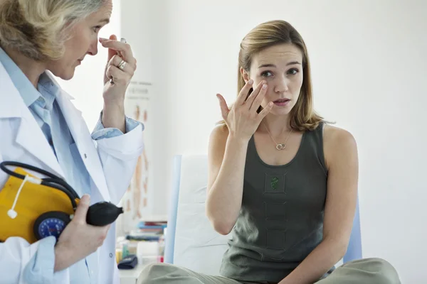 CONSULTA, MUJER DE DOLOR — Foto de Stock