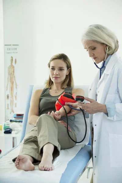 BLOOD PRESSURE, WOMAN — Stock Photo, Image