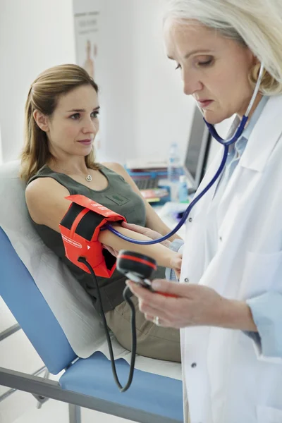 血圧、女性 — ストック写真
