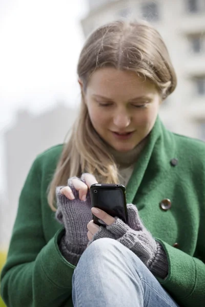 Kobieta przy telefonie. — Zdjęcie stockowe