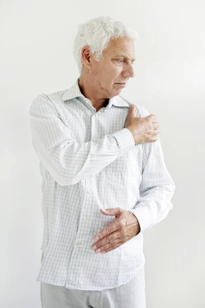 Schulterschmerzen bei älteren Menschen. — Stockfoto