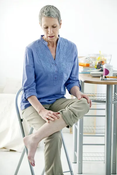 LEG PAIN IN AN ELDERLY PERSON — Stock Photo, Image