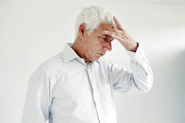 Ältere Person mit Kopfschmerzen — Stockfoto