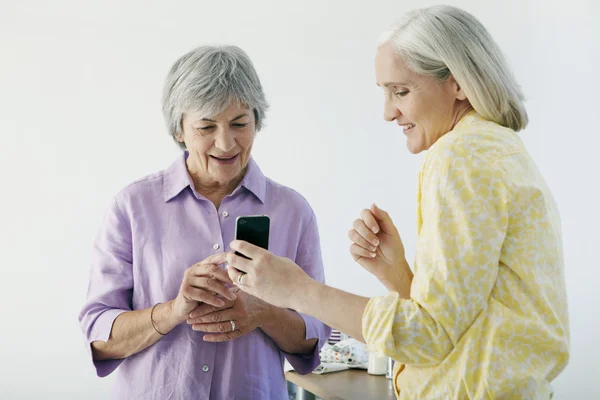 Äldre person på telefon — Stockfoto