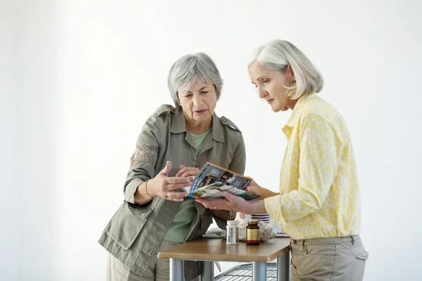 Ältere Menschen im Haus — Stockfoto