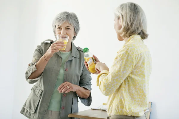 Ältere Menschen essen — Stockfoto