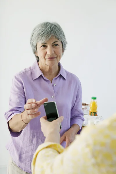 Äldre person på telefon — Stockfoto