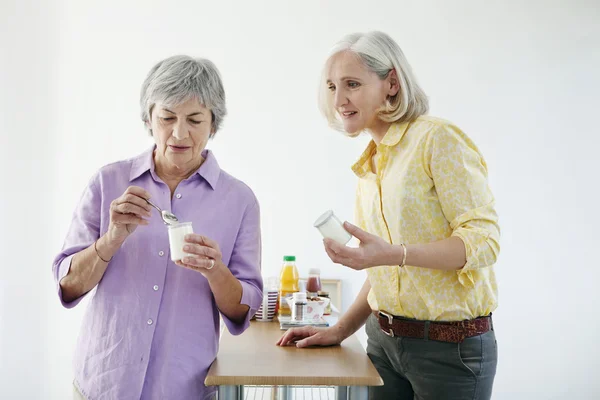 Persona anciana comiendo —  Fotos de Stock