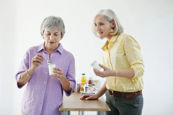 Äldre person äta — Stockfoto