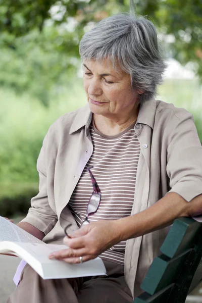 Bejaarde lezen — Stockfoto