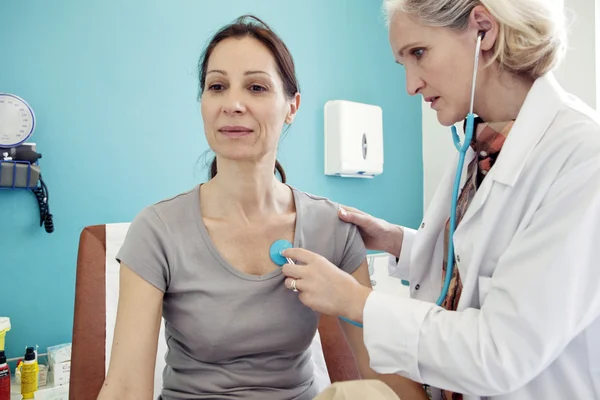 Arts luisteren naar patiënt met een stethoscoop — Stockfoto