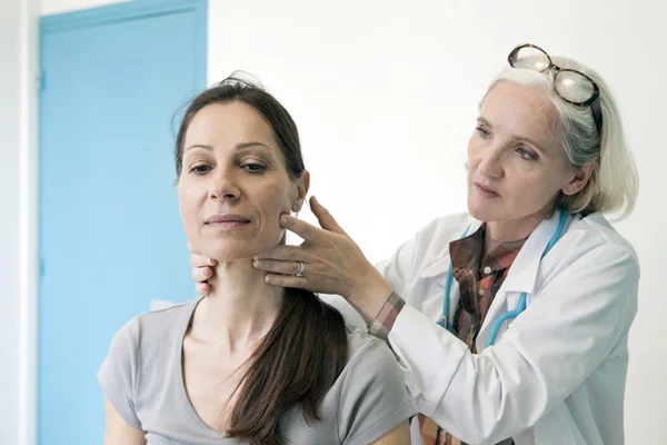 Docteur examine femme gorge — Photo