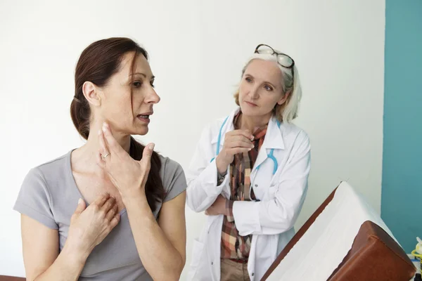 Doctor examines throat woman — Stock Photo, Image