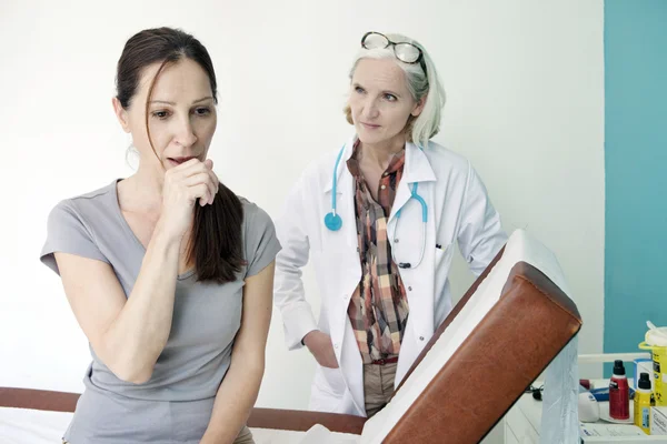 Arts onderzoekt keel vrouw — Stockfoto