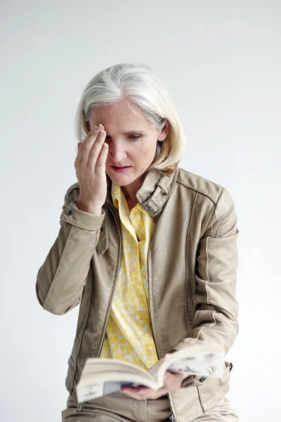 Frau liest ein Buch — Stockfoto