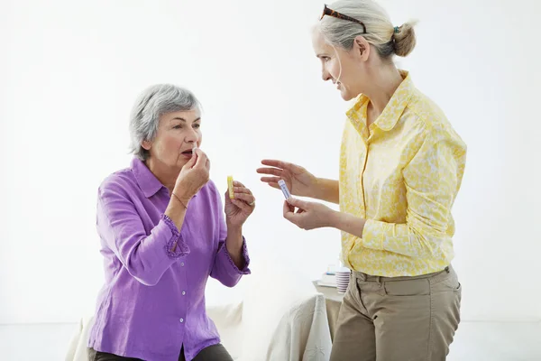 Frau nimmt Medikamente — Stockfoto