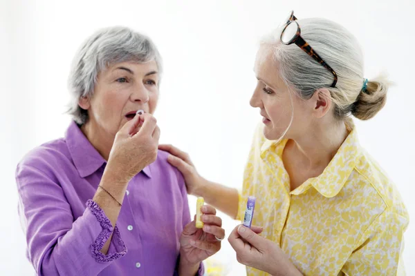 Femme prenant des médicaments — Photo