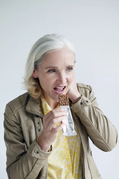 Woman eating chocolate bar — Stock Photo, Image