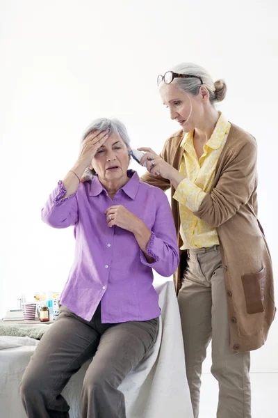 Woman measures temperature — Stock Photo, Image