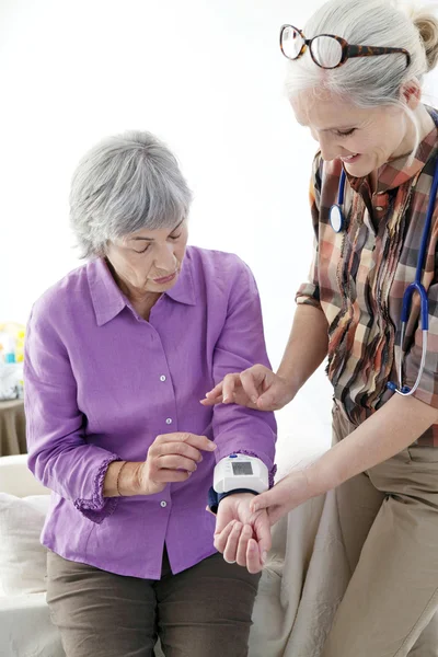 Woman measuring pressure — Stock Photo, Image