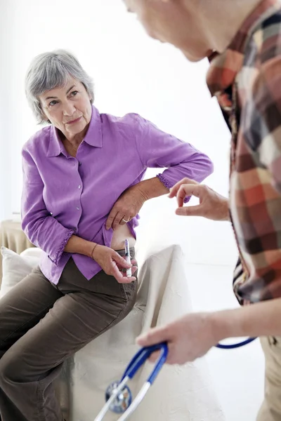 Femme faisant une injection d'insuline — Photo