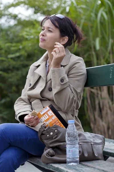 Mujer al aire libre —  Fotos de Stock