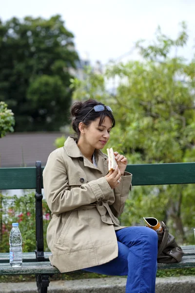 Mujer al aire libre — Foto de Stock