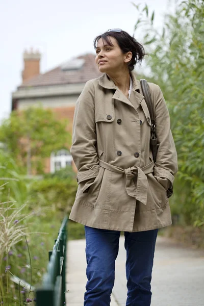 Fille marche à l'extérieur — Photo