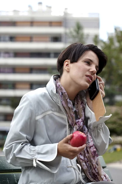 Flicka i parken prata i telefon — Stockfoto