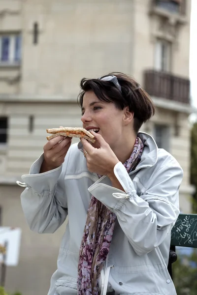 Girl eating sandwich — Stock Photo, Image