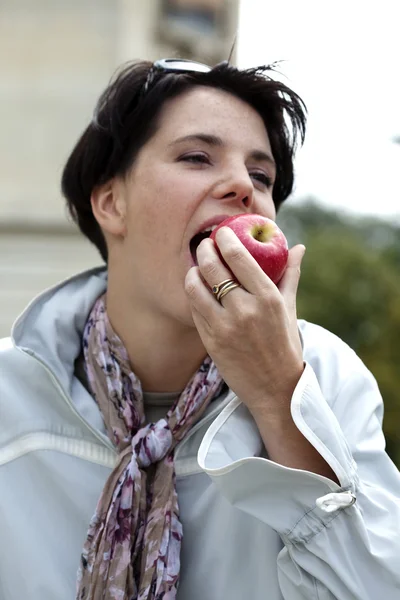 Ragazza mangiare una mela — Foto Stock