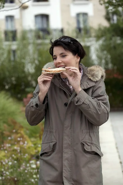 Girl eating sandwich — Stock Photo, Image